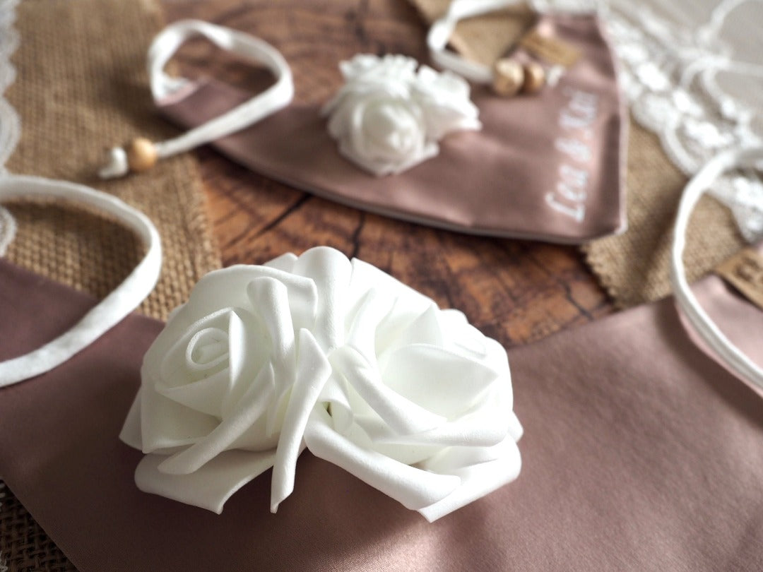 Hundehalstücher zur Hochzeit personalisiert aus rosa Satin mit weißen Rosen