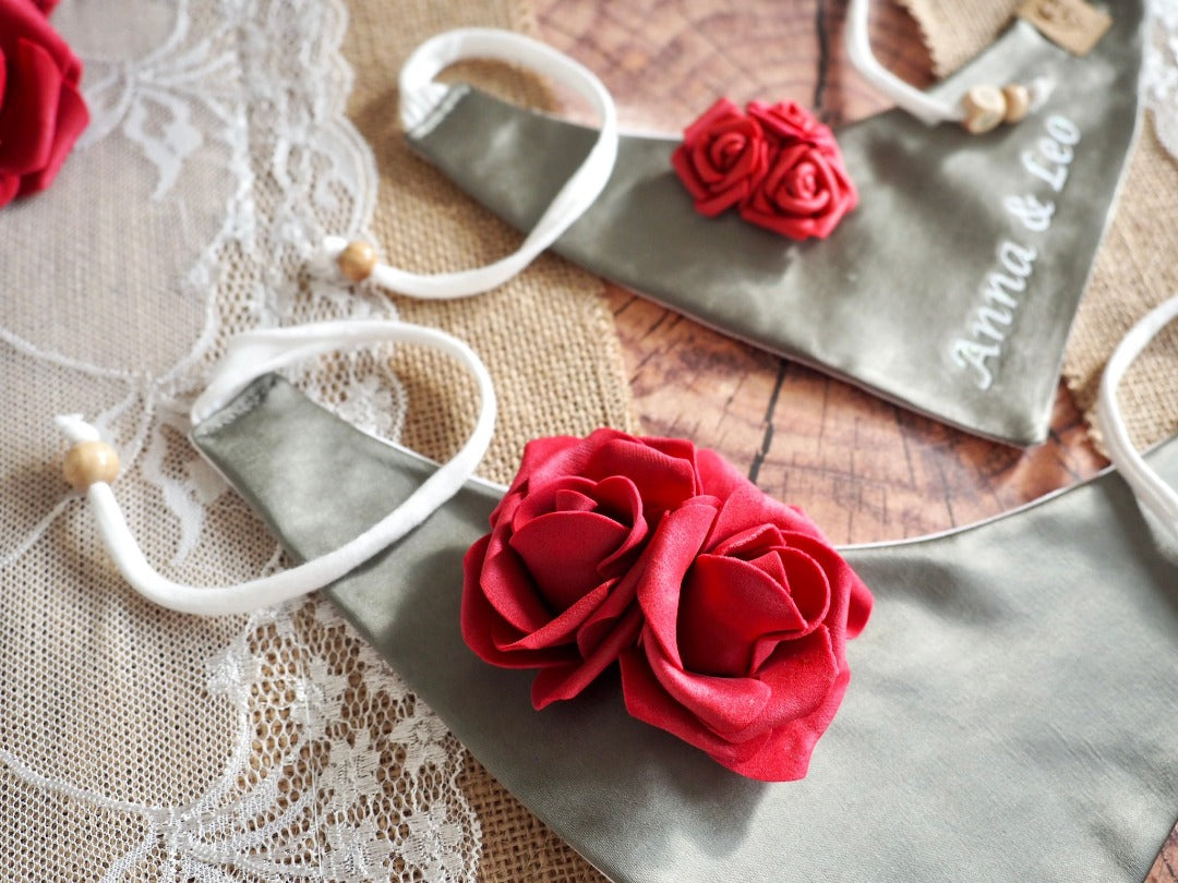 Hundehalstuch zur Hochzeit aus grünem Satin mit roten Rosen