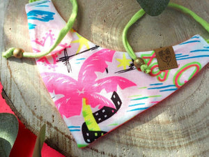 Hundehalstuch und Katzenhalstuch zum Binden mit Palme und grünen Bändern mit goldenen Holzperlen