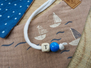 Detailansicht Hundehalstuch und Katzenhalstuch mit Segelboot und Buchstabenperle