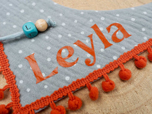 Detailansicht Hundehalstuch und Katzenhalstuch aus Musselin mit Punkten und Name