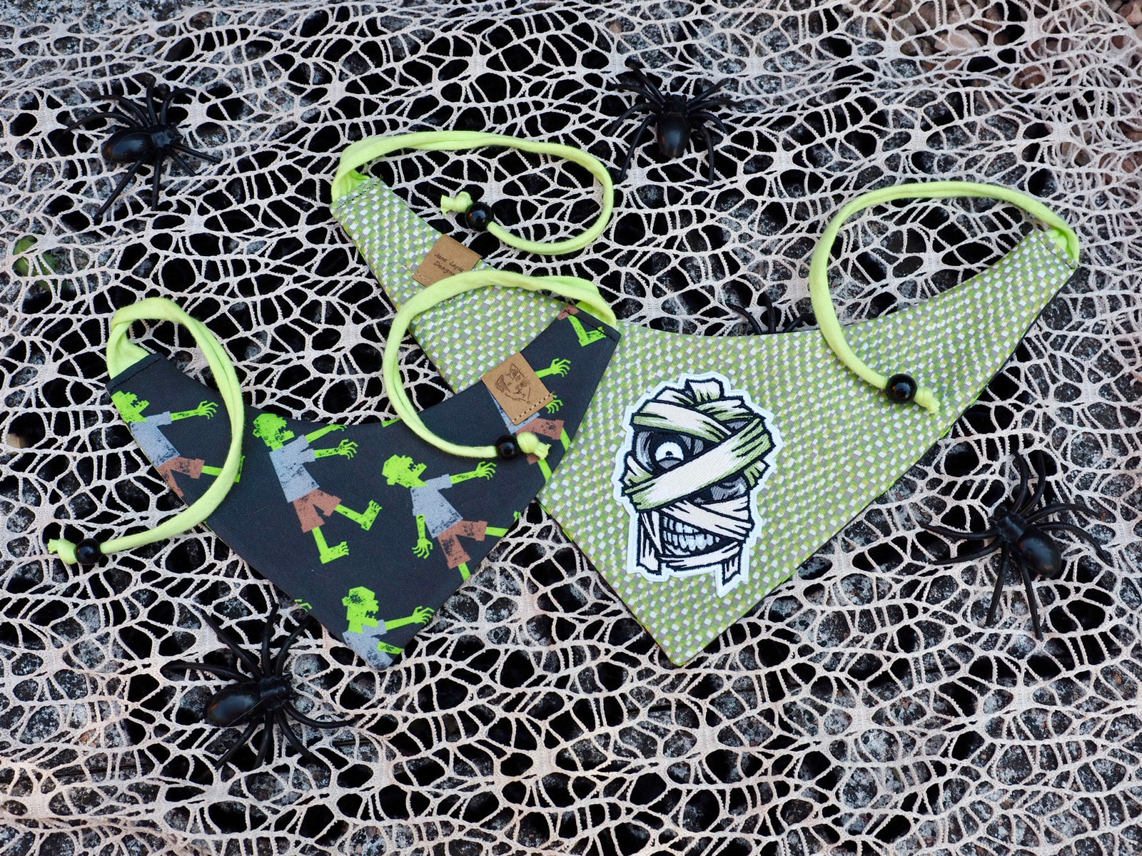 Halloween Zombie schwarz gelb Hundehalstuch Hunde Halstuch Hundebandana Hundemode Katzenmode Katzenaccessoires umweltfreundlich individuell handgemacht personalisiert