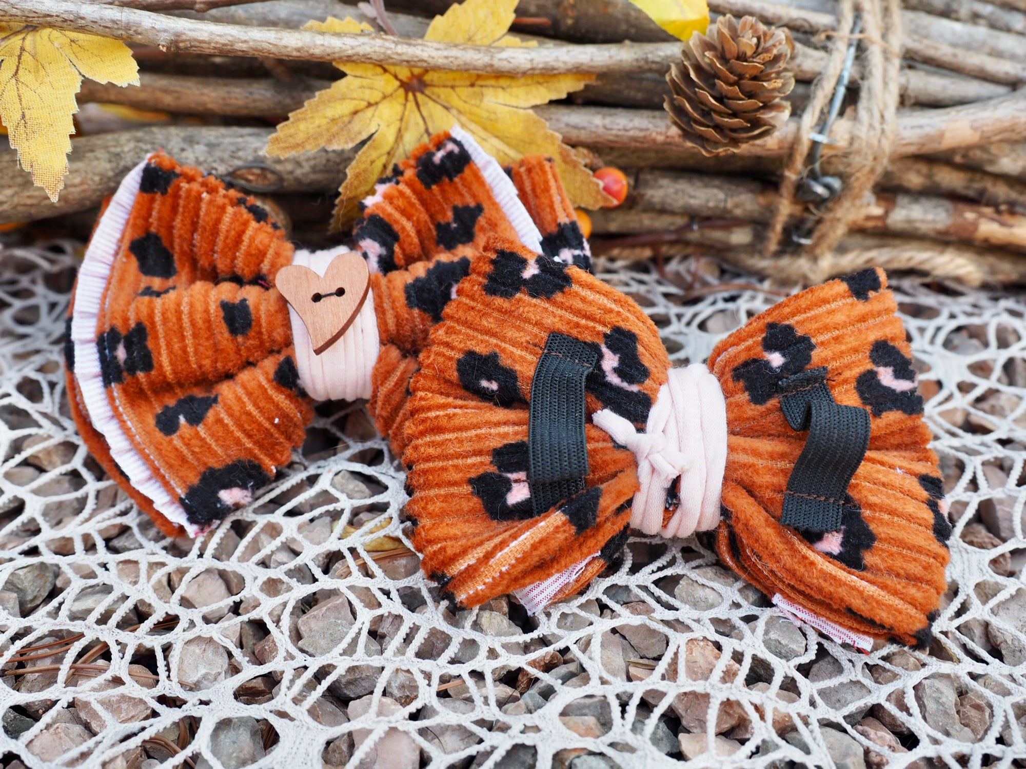 Herbst Leopardenmuster Cord Herz Schleife Hundeschleife Katzenschleife handgemacht Katzenmode Katzenaccessoires Hundemode Hundeaccessoires individuell umweltfreundlich